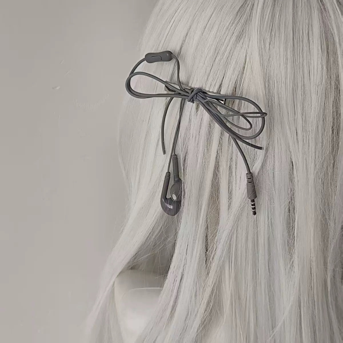 Viral earphone hair clip